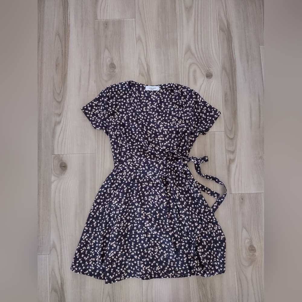 Carly Jean Los Angeles Wrap Dress Size Small Navy Floral Short Sleeve Mini